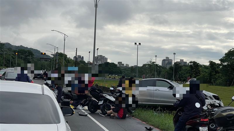 台灣新聞通訊社-快訊／樹林汽車車失控衝撞8車　釀3重傷3輕傷送醫