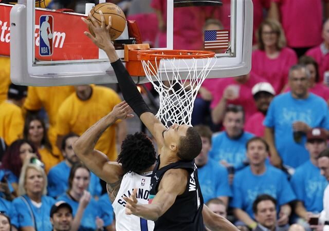 台灣新聞通訊社-NBA／溫班亞馬12鍋遭質疑　灰狼教頭憤怒痛批判罰不公：漏吹4次妨礙中籃