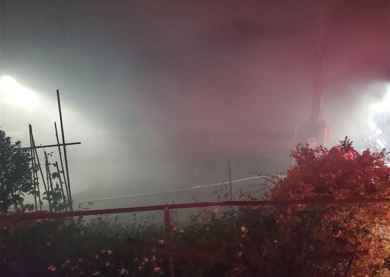 台灣新聞通訊社-陽明山鐵皮屋驚傳火警!77警消急出動「濃煙吞噬夜空」網拍一幕嚇壞