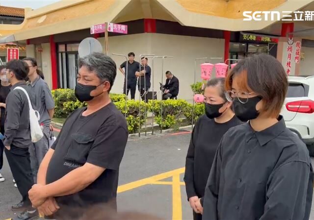 台灣新聞通訊社-快訊／這次沒牽手！女大生與父母現身女警告別式　親友怒嗆：不跪別進