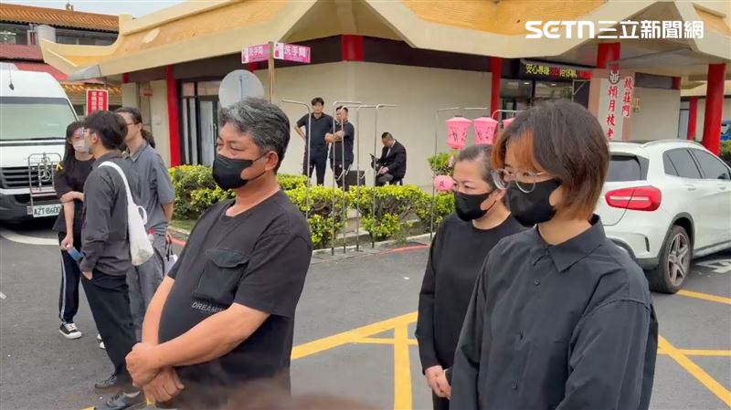 台灣新聞通訊社-快訊／這次沒牽手！女大生與父母現身女警告別式　親友怒嗆：不跪別進