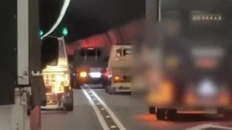 台灣新聞通訊社-雪隧塞爆竟玩命切車道！　貨車「神操作」網怒轟：VIP通道？