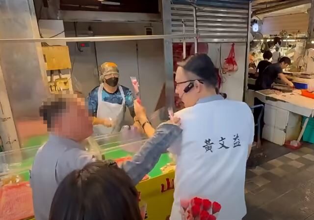 台灣新聞通訊社-暴力！議員黃文益市場發康乃馨　遭民眾用力拍肩罵壞蛋