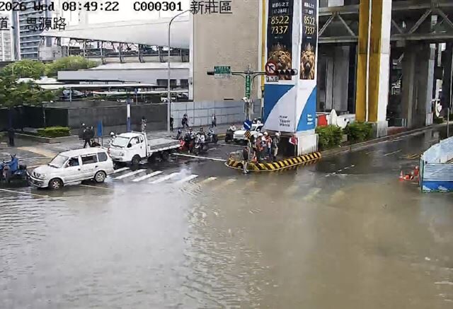 台灣新聞通訊社-快訊／通勤族注意！新北市「新北大道與思源路口」爆嚴重積淹水
