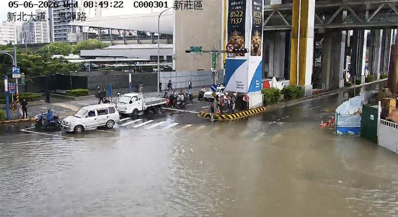 台灣新聞通訊社-快訊／通勤族注意！新北市「新北大道與思源路口」爆嚴重積淹水