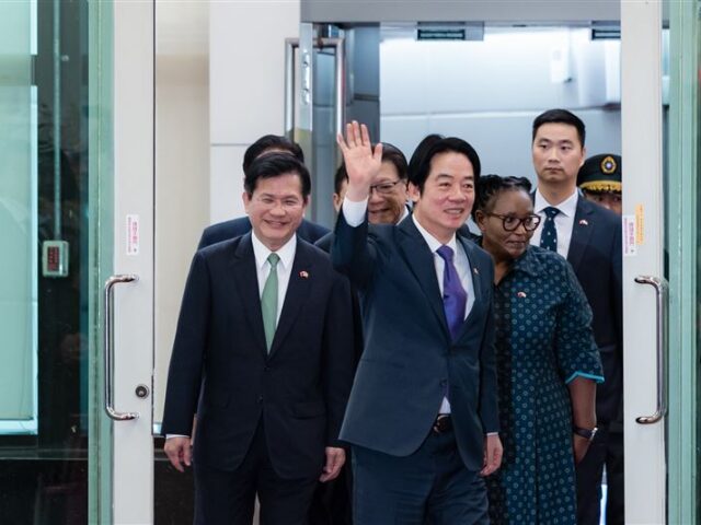 台灣新聞通訊社-空軍派4戰機護航迎接！賴清德訪史瓦帝尼返台　F-16伴飛畫面曝光