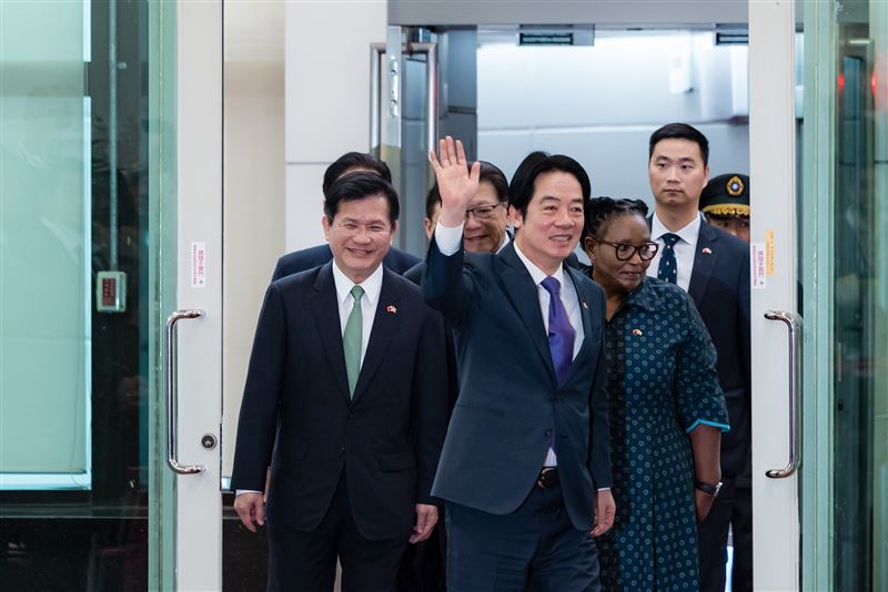 台灣新聞通訊社-空軍派4戰機護航迎接！賴清德訪史瓦帝尼返台　F-16伴飛畫面曝光
