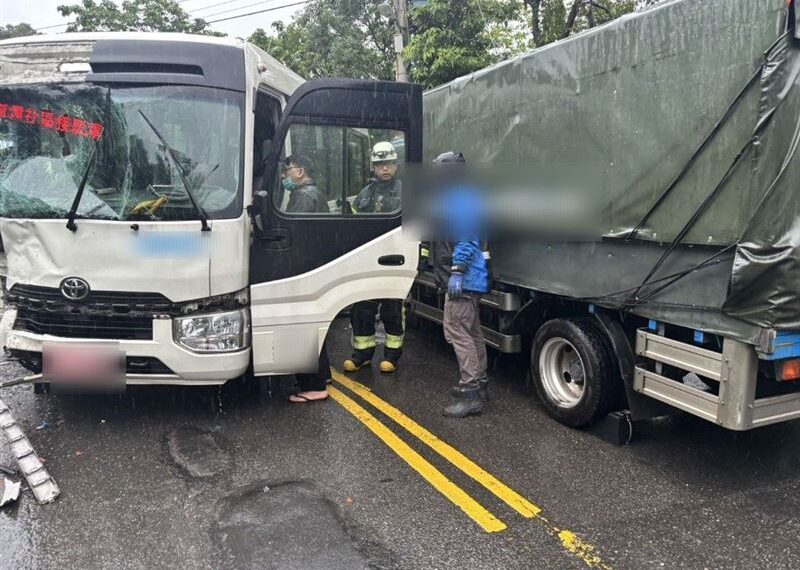台灣新聞通訊社-新店砂石車翻覆！波及客運巴士釀8人受傷送醫　現場車流回堵畫面曝光