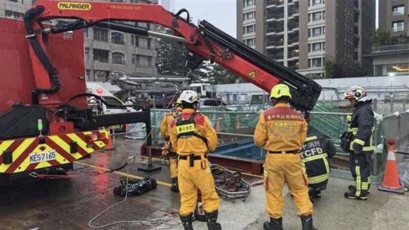 台灣新聞通訊社-台中七期傳工安意外！37歲工人墜4樓深坑　骨盆骨折吐血送醫