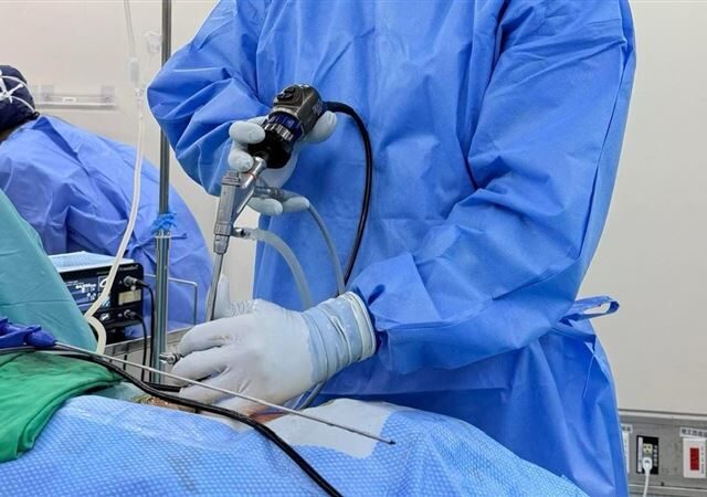 台灣新聞通訊社-逾10段影片、醫護佐證！中榮2外科醫主刀沒刷手　動嘴看廠商「代刀」