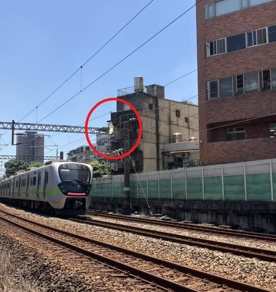 台灣新聞通訊社-台鐵一日連3爆！區間車頂「鐵皮掀起」　有人落軌、電車線也遭纏繞
