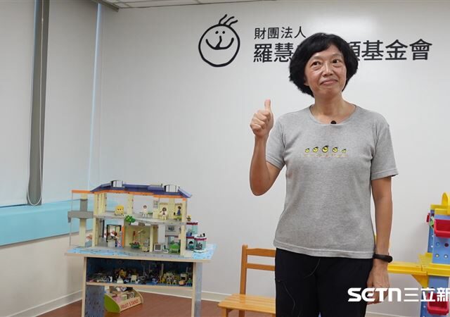 台灣新聞通訊社-社工媽媽／從孤兒到讚讚老師！她遊戲治療20年　助上百顱顏孩子找回自信
