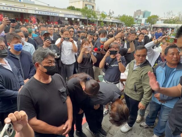 台灣新聞通訊社-肇事女大生無預警現身鄭詠心告別式「哥哥出手擋人」　他居中協調才放行