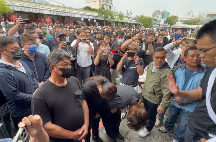 台灣新聞通訊社-肇事女大生無預警現身鄭詠心告別式「哥哥出手擋人」　他居中協調才放行