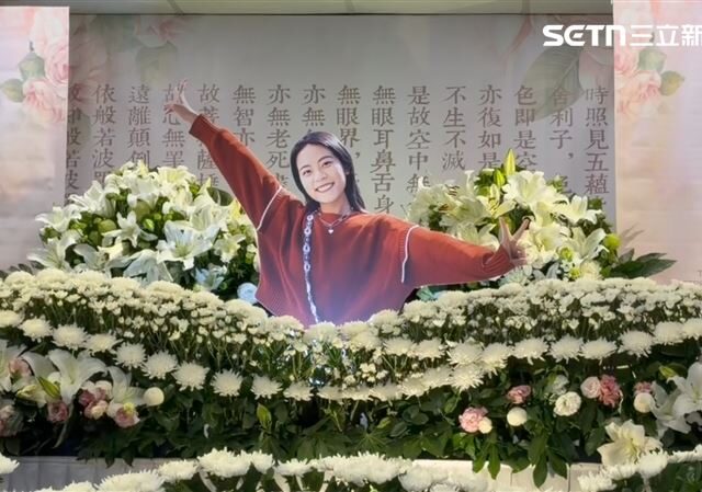 台灣新聞通訊社-女警人生畢業典禮圓滿結束！未婚夫鞠躬感謝親友　告別式特製1小物惹淚
