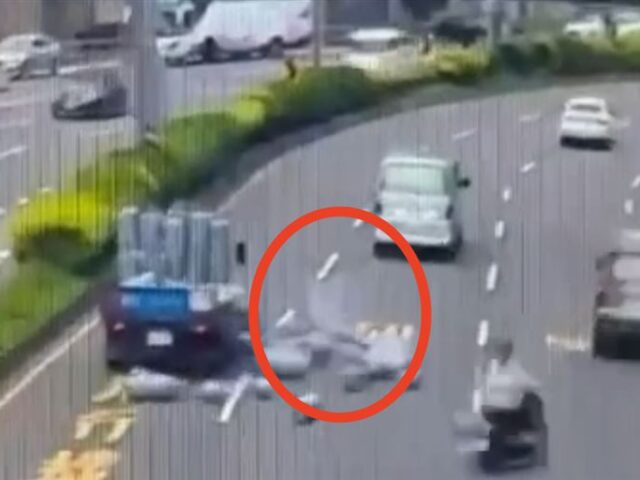 台灣新聞通訊社-驚險畫面曝！貨車急轉…數十瓦斯桶摔路面「滾圈噴白煙」駕駛叼菸搶救
