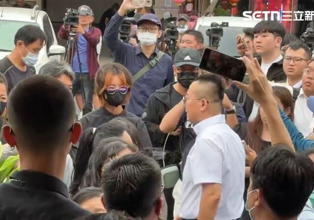 台灣新聞通訊社-女大生靈堂獨自下跪仍未掉淚！3人鞠躬致意　家屬答禮「轉身全面迴避」