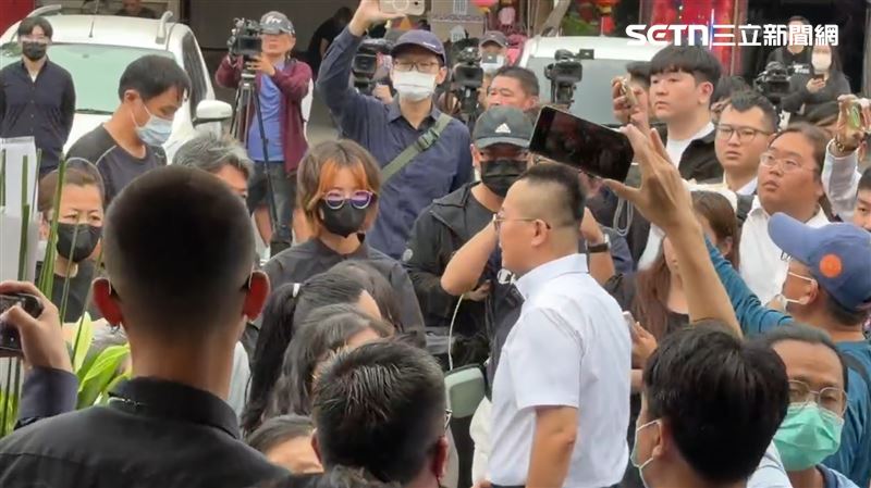 台灣新聞通訊社-女大生靈堂獨自下跪仍未掉淚！3人鞠躬致意　家屬答禮「轉身全面迴避」