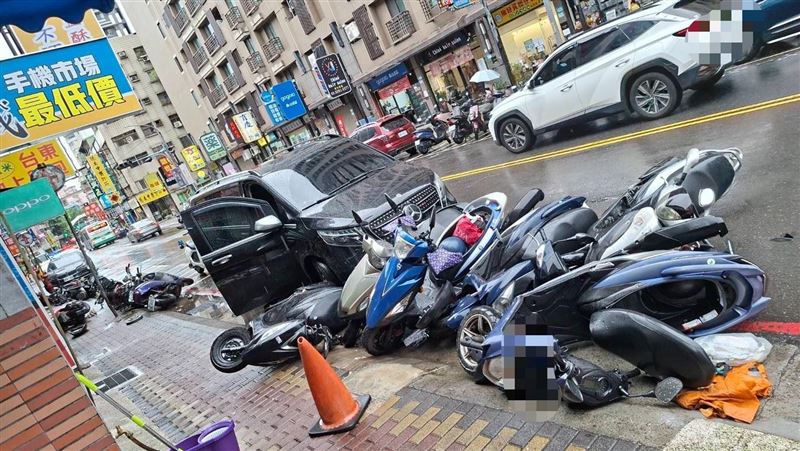 台灣新聞通訊社-又是毒駕釀禍！新莊賓士男沿路恍神超失控　暴衝撞翻14台汽機車畫面曝