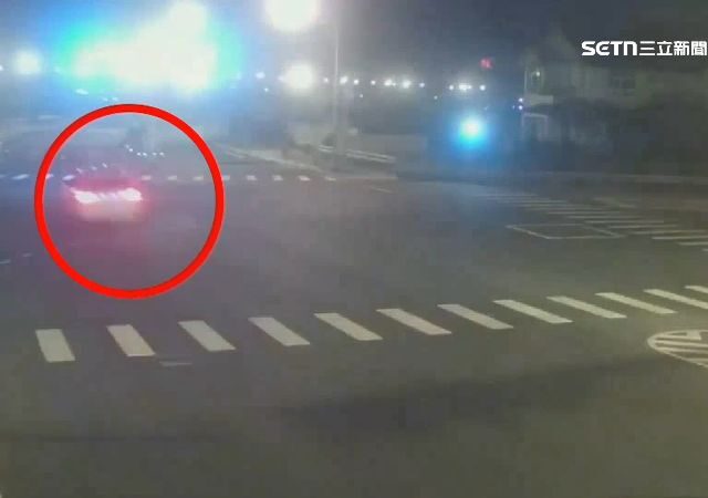 台灣新聞通訊社-悚！豪車高速過彎撞分隔島翻覆　駕駛彈飛亡