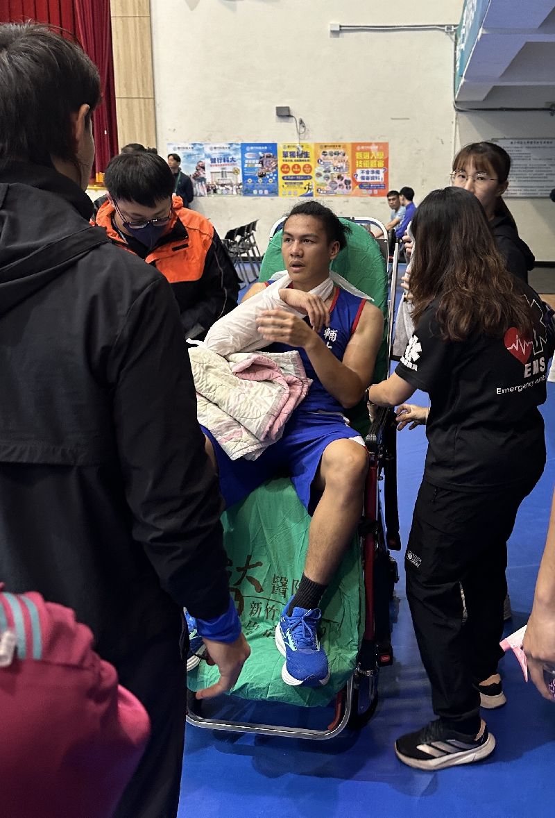 台灣新聞通訊社-名古屋亞運國手甘家葳　全大運右肩脫臼痛苦退賽