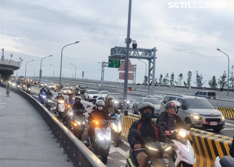 台灣新聞通訊社-淡江大橋通車首日　竟有騎士橫躺路面！公路局怒舉發