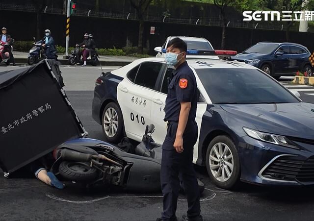 台灣新聞通訊社-快訊／警方採證中！南港聯結車撞機車　40多歲男騎士當場身亡