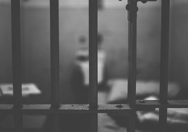 台灣新聞通訊社-彎腰背對整理床鋪…慘遭「猴子偷桃」害獄友驚嚇轉身！讓他罪加一等