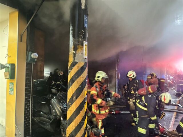 台灣新聞通訊社-快訊／土城修車廠驚傳火警！濃煙蔽天警消20車灌救、受困3人送醫