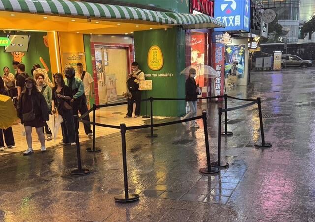 台灣新聞通訊社-疑暴雨釀磁磚掉落！西門捷運附近大樓外牆剝落　現場圍起封鎖