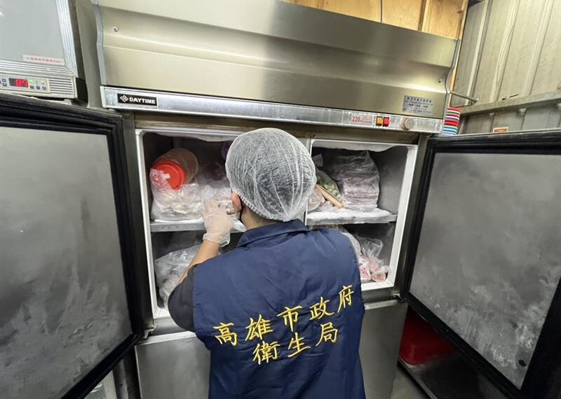 台灣新聞通訊社-高雄30年桶仔雞老店爆食物中毒！9人上吐下瀉吊點滴…衛生局勒令停業2天