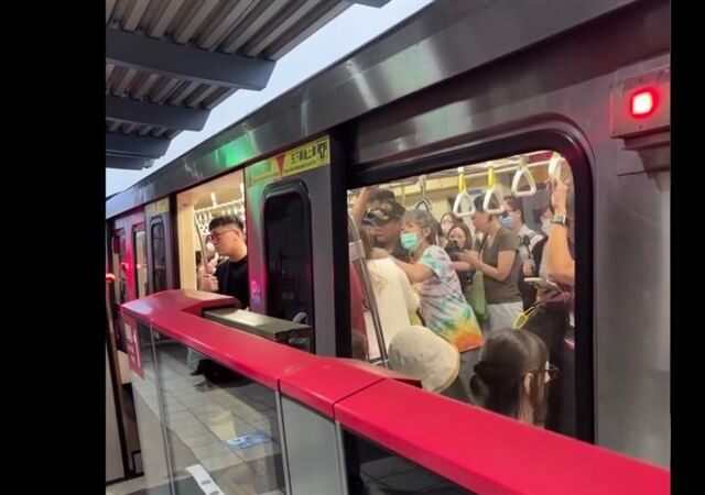 台灣新聞通訊社-不爽阿嬤硬擠+傘滴水！她嗆：碰到又怎樣　捷運車廂內2女「激烈開罵」