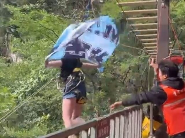 台灣新聞通訊社-四川景區意外!女子玩高空滑索喊「沒拴緊」身旁人狂笑 下秒墜落畫面瘋傳