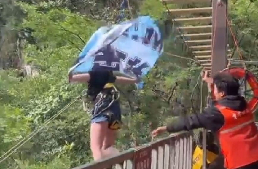 台灣新聞通訊社-四川景區意外!女子玩高空滑索喊「沒拴緊」身旁人狂笑 下秒墜落畫面瘋傳
