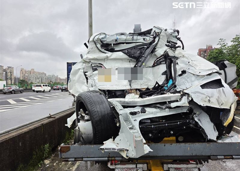 台灣新聞通訊社-司機下車逃死劫！國一自撞護欄待援　特斯拉再被聯結車追尾