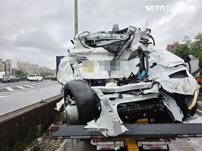 台灣新聞通訊社-司機下車逃死劫！國一自撞護欄待援　特斯拉再被聯結車追尾