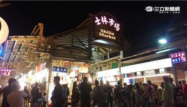 台灣新聞通訊社-士林夜市烤杏鮑菇攤拒收1元　他無奈喊：請大家不可以拿給商家