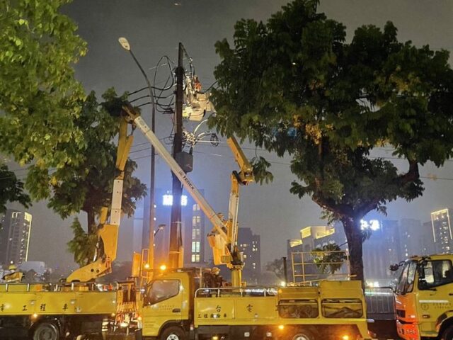 台灣新聞通訊社-落雷電纜斷線！台中北屯區「2212戶停電」台電冒雨搶修…預計22時復電