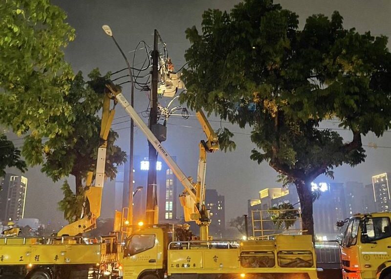 台灣新聞通訊社-落雷電纜斷線！台中北屯區「2212戶停電」台電冒雨搶修…預計22時復電