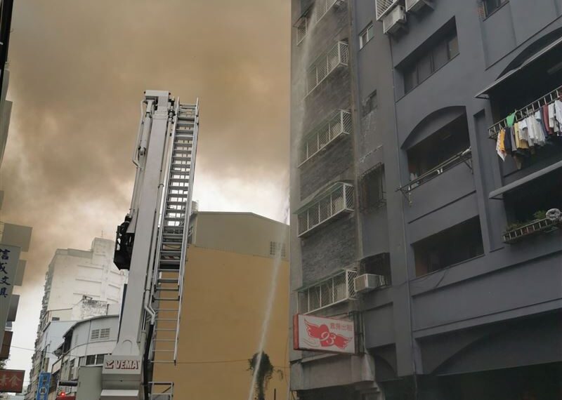 台灣新聞通訊社-興中街套房大火釀6死！女房東房產全拍賣「只剩命一條」喊：我無罪