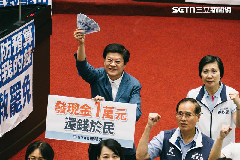 台灣新聞通訊社-才砍軍購！羅明才喊發1萬　綠委揭「燒國庫2千億」：花你我的錢買他的票