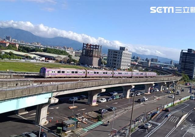 台灣新聞通訊社-機捷一早大誤點！直達車變「站站停」通勤族崩潰：月台塞爆　官方曝原因