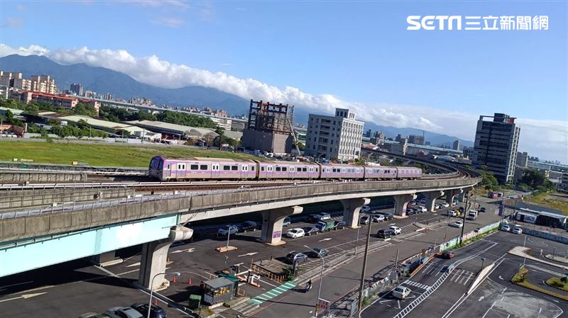 台灣新聞通訊社-機捷一早大誤點！直達車變「站站停」通勤族崩潰：月台塞爆　官方曝原因