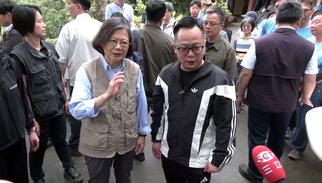 台灣新聞通訊社-這次不喘了！童子瑋再揪基隆爬山雪恥　蔡英文認證「有進步」：他沒有喘