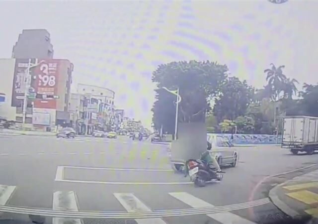 台灣新聞通訊社-阿嬤騎車載孫上學被撞　肇事汽車鬼切、逃逸畫面曝光