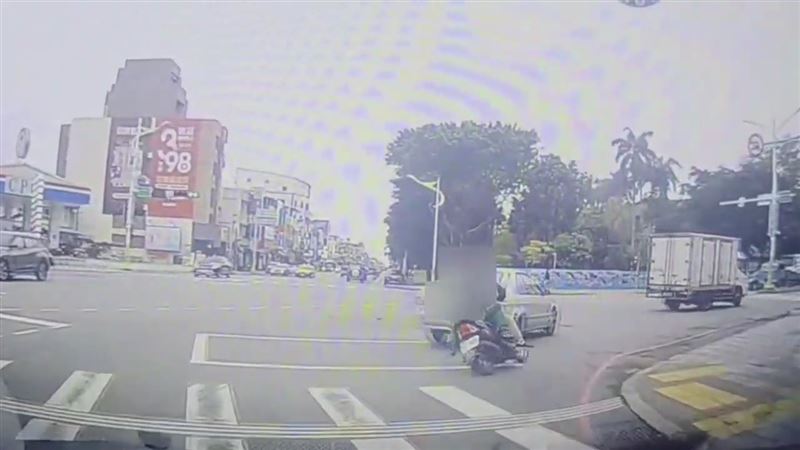 台灣新聞通訊社-阿嬤騎車載孫上學被撞　肇事汽車鬼切、逃逸畫面曝光