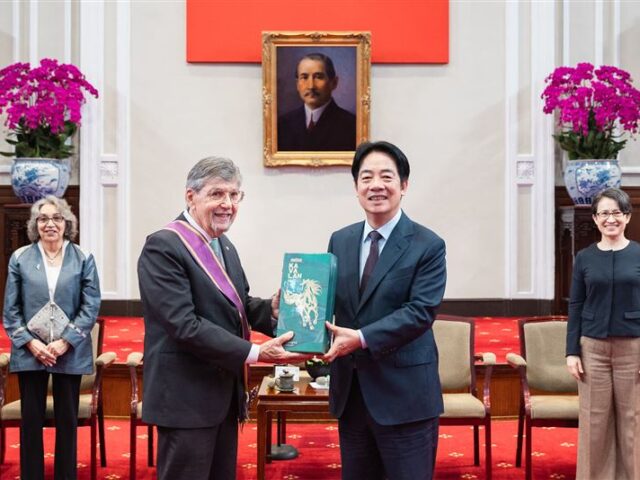 台灣新聞通訊社-細數半世紀台灣情！賴清德全台語授勳彭光理　點名「兩大咖」穿搭罕見