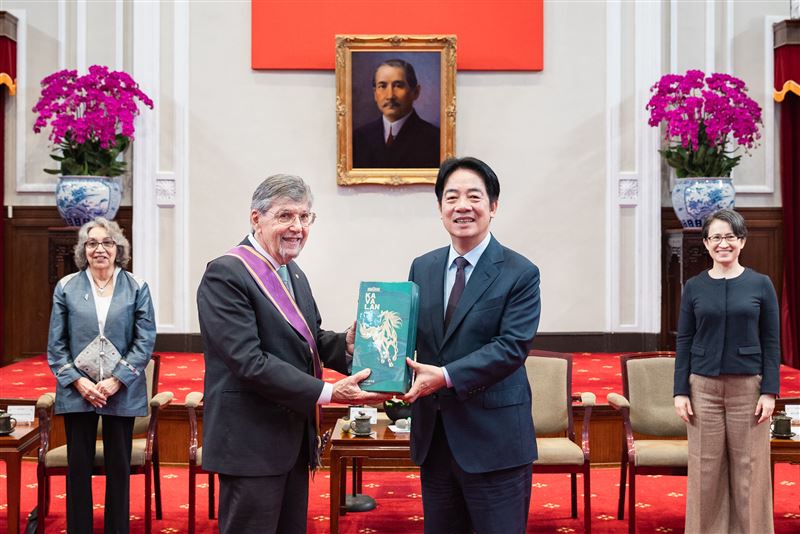 台灣新聞通訊社-細數半世紀台灣情！賴清德全台語授勳彭光理　點名「兩大咖」穿搭罕見