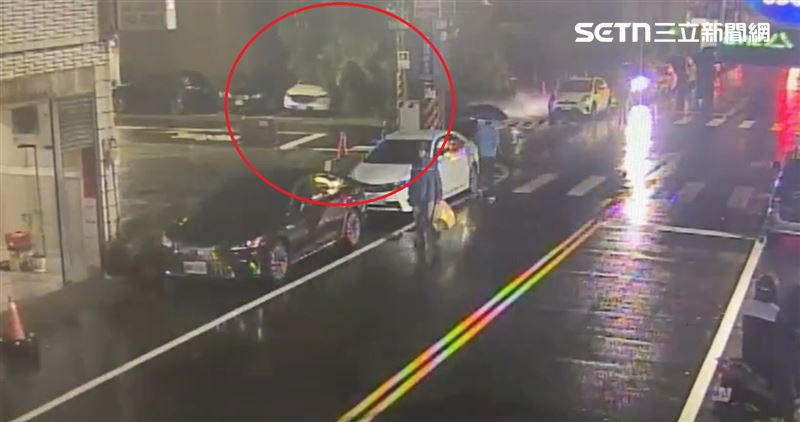 台灣新聞通訊社-暴雨50年老榕樹深夜突倒塌！壓毀5部汽機車