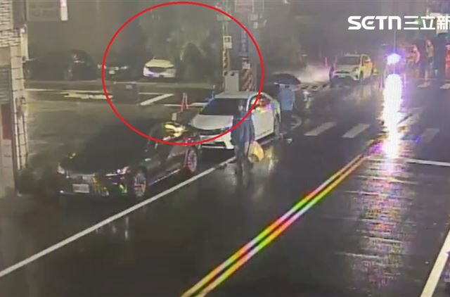 台灣新聞通訊社-暴雨50年老榕樹深夜突倒塌！壓毀5部汽機車